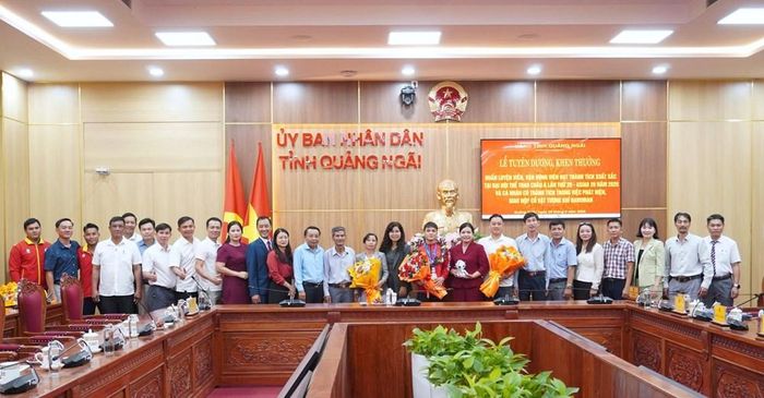 Các đại biểu và các cá nhân được khen thưởng chụp ảnh lưu niệm