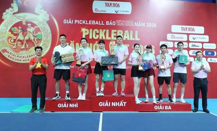 Cục trưởng Cục Nghệ thuật biểu diễn Nguyễn Xuân Bắc và Tổng Biên tập Báo Văn Hóa, Trưởng ban Tổ chức Giải Nguyễn Anh Vũ trao giải Nhất, Nhì, Ba hạng mục Giải dành cho Nghệ sĩ