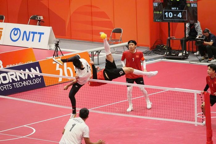 Đội regu nam Việt Nam (áo đỏ) giành HCĐ sau khi thua ở bán kết