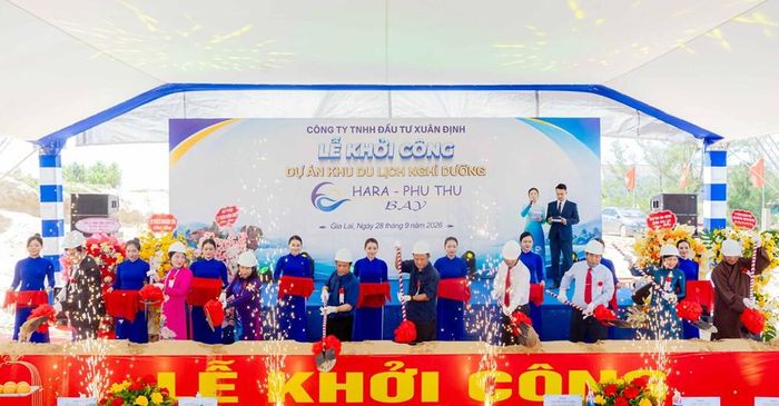 Các đại biểu thực hiện nghi thức động thổ khởi công dự án