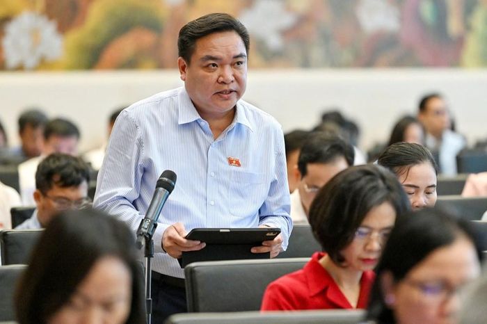 Đại biểu Hoàng Văn Tuyên, Đoàn ĐBQH TP. Hải Phòng phát biểu. Ảnh: Thủy Nguyên