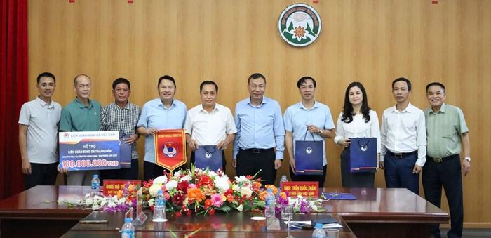 Lãnh đạo LĐBĐ Việt Nam và LĐBĐ tỉnh Lạng Sơn tại buổi làm việc về định hướng phát triển bóng đá địa phương