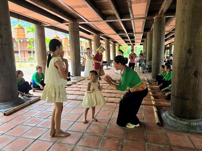 Nhờ tham gia hoạt động du lịch, thu nhập của những người nông dân dần đi vào ổn định