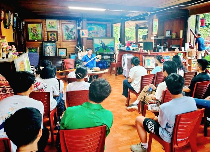 Không gian nhà sàn lại ngân vang tiếng đàn Tính mượt mà cùng những làn điệu Then say đắm do chính người dân Ba Bể biểu diễn