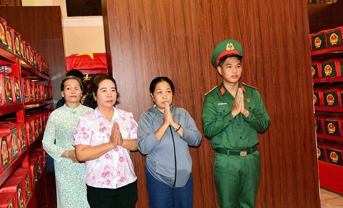 Tính đến hết ngày 28.9, TP.HCM đã phát hiện, quy tập được 666 bộ hài cốt liệt sĩ tại Công viên Lê Thị Riêng. Ảnh: Thân nhân gia đình cán bộ, chiến sĩ Đội K74 viếng hài cốt các Anh hùng liệt sĩ tại Công viên Lê Thị Riêng