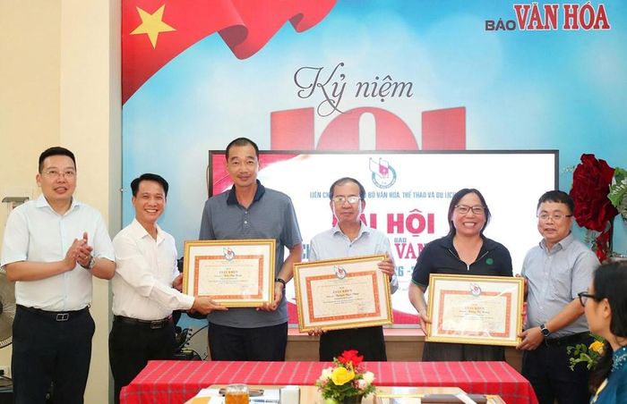 Tổng Biên tập Nguyễn Anh Vũ cùng các Phó Tổng Biên tập Phan Thanh Nam, Nguyễn Văn Mười trao giấy khen của Liên Chi hội Nhà báo Bộ VHTTDL cho các hội viên có thành tích xuất sắc