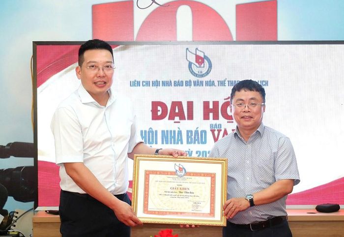 Tổng Biên tập Báo Văn Hóa Nguyễn Anh Vũ trao giấy khen của Liên Chi hội Nhà báo Bộ VHTTDL cho Chi hội Nhà báo Báo Văn Hóa vì đã có thành tích xuất sắc trong phong trào thi đua công tác Hội năm 2025