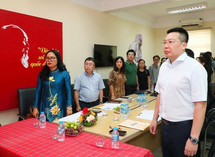 Các đại biểu thực hiện nghi thức chào cờ