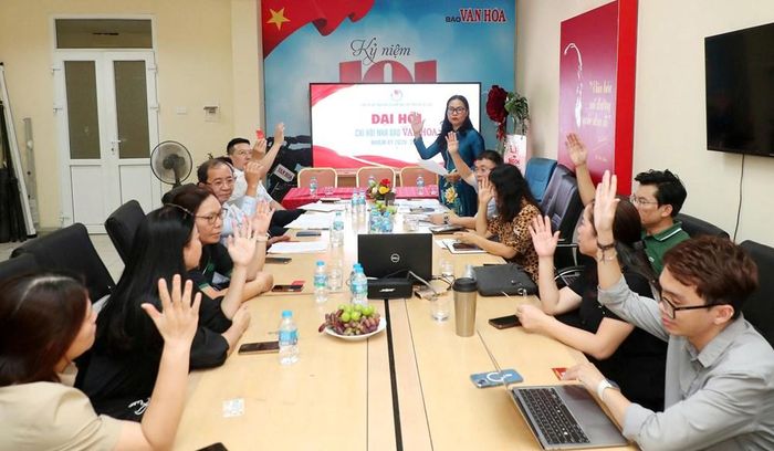 Các đại biểu thực hiện biểu quyết tại Đại hội
