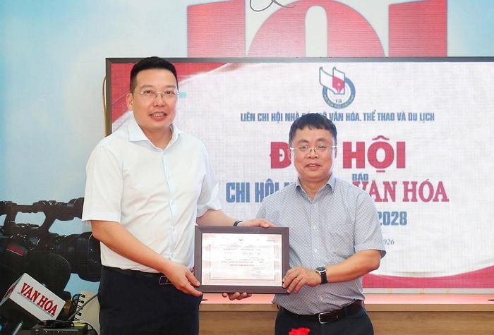 Tổng Biên tập Báo Văn Hóa Nguyễn Anh Vũ trao chứng nhận của Hội Báo toàn quốc năm 2026 tặng giải C - Giải Sản phẩm Báo chí ấn tượng cho Thư ký Chi hội Phan Thanh Nam