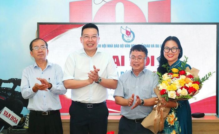 Bí thư Chi bộ, Tổng Biên tập Báo Văn Hóa Nguyễn Anh Vũ tặng hoa chúc mừng Ban Thư ký Chi hội Nhà báo Báo Văn hóa nhiệm kỳ mới