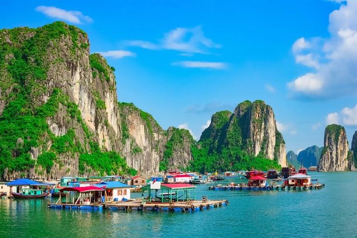 Làng chài Cửa Vạn là nơi được mệnh danh đẹp nhất thế giới trên Vịnh Hạ Long