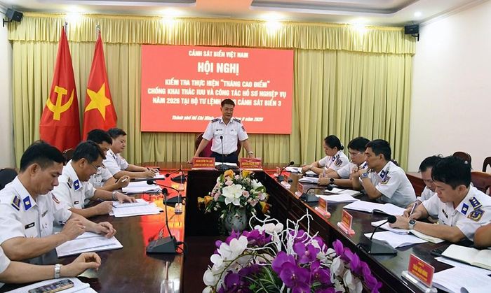Đại tá Nguyễn Phùng Hưng, Phó Cục trưởng Cục Nghiệp vụ và Pháp luật - Cảnh sát biển Việt Nam, Trưởng đoàn công tác phát biểu tại Hội nghị kiểm tra