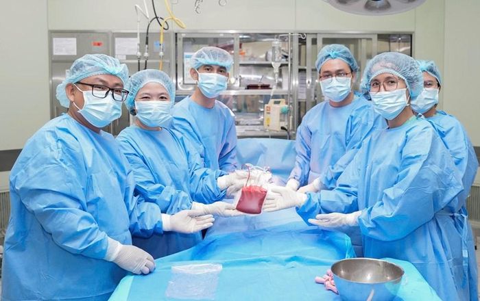 Ê-kíp y bác sĩ của Bệnh viện Trung ương Huế thực hiện ghép tế bào gốc đồng loại cho bệnh nhi. Ảnh: BVCC