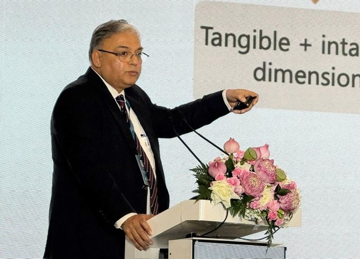 Tiến sĩ Janhwij Sharma, Phó Tổng giám đốc Cơ quan Khảo sát Khảo cổ học Ấn Độ (ASI), cho rằng, lịch sử còn thể hiện qua quan hệ với cộng đồng, tự nhiên, những vùng đất khác, sự dịch chuyển của con người và trao đổi tri thức