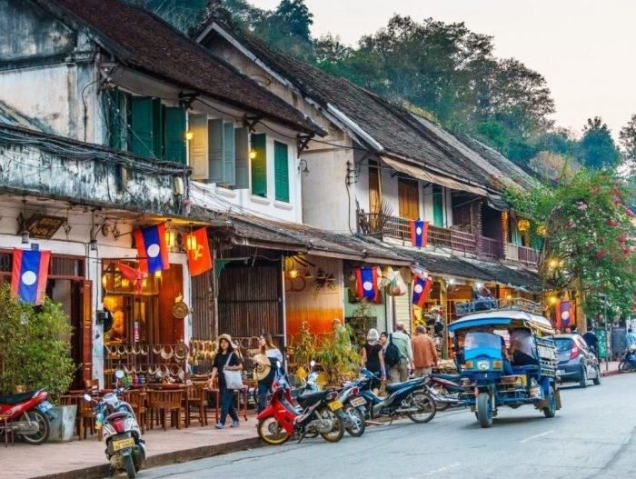 Người dân Luang Prabang vẫn truyền dạy cho nhau kỹ năng làm các dụng cụ thủ công; duy trì nghi lễ, phong tục gắn với những dấu mốc quan trọng trong vòng đời con người. Các nghi lễ truyền thống, nghi lễ voi, lễ đua thuyền và những hoạt động tưởng nhớ tổ tiên tiếp tục hiện diện trong đời sống cộng đồng