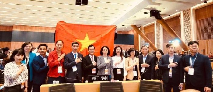 Đoàn Việt Nam tại phiên họp thông qua Báo cáo tình trạng bảo tồn Di sản thế giới Hoàng thành Thăng Long tại Kỳ họp lần thứ 46 của Uỷ ban Di sản thế giới (Ấn Độ, 2024). Ảnh: NVCC
