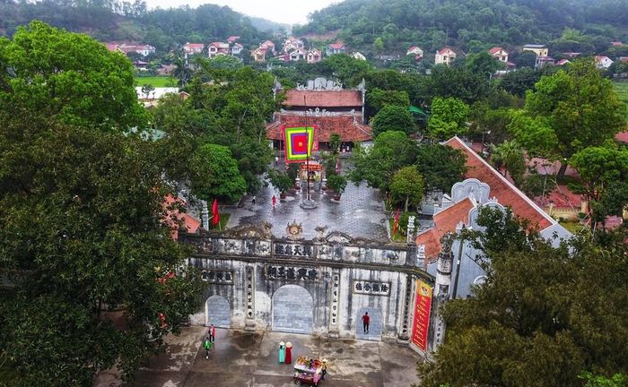 Đền Kiếp Bạc thờ Anh hùng dân tộc Hưng Đạo Đại Vương Trần Quốc Tuấn và toàn thể gia quyến. Hiện đền có lưu giữ 5 pho tượng đồng mang giá trị văn hóa, tâm linh lớn. Ảnh: Thành Đạt/TTXVN