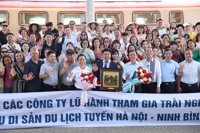 Các đại biểu hào hứng với loại hình du lịch trải nghiệm cao cấp bằng tàu hỏa. Ảnh: Đức Phương - TTXVN