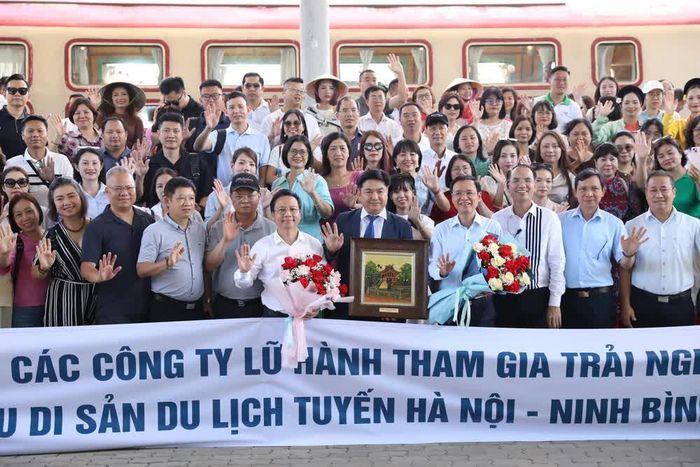 Các đại biểu hào hứng với loại hình du lịch trải nghiệm cao cấp bằng tàu hỏa. Ảnh: Đức Phương - TTXVN