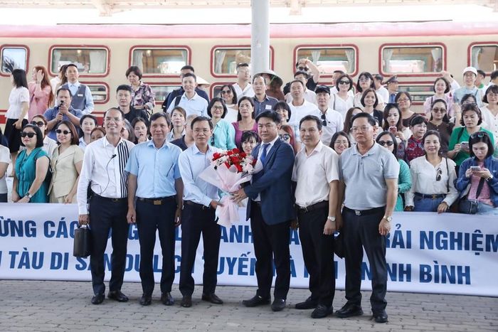 Nghi thức đón chuyến tàu tại Ga Ninh Bình diễn ra long trọng. Ảnh: Đức Phương - TTXVN