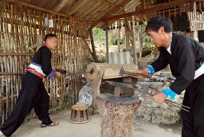 Ở bản Lao Chải, người dân vẫn giữ nguyên được những nét văn hóa truyền thống của dân tộc mình với những bộ trang phục truyền thống trong đời sống hàng ngày. Ảnh: Quý Trung - TTXVN