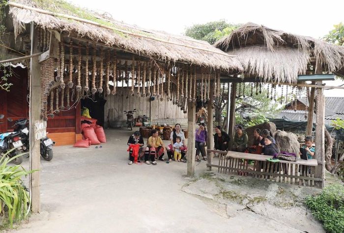 Những ngôi nhà truyền thống đơn sơ được người dân làm từ những nguyên liệu giản dị gần gũi với thiên nhiên tạo ra khung cảnh thanh bình. Ảnh: Quý Trung - TTXVN