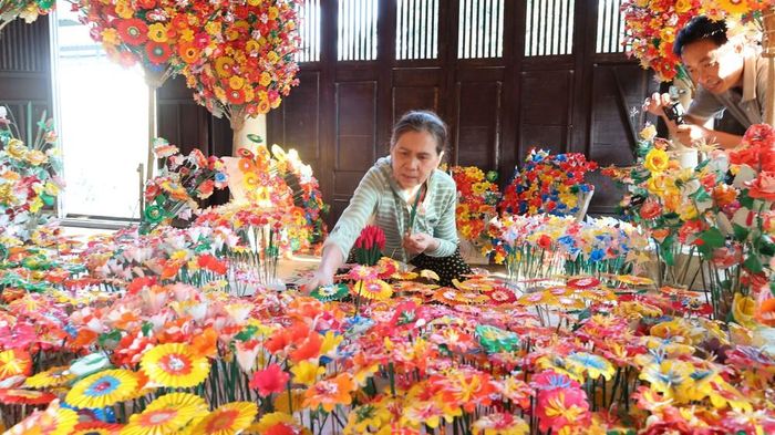 Làng nghề Hoa giấy Thanh Tiên - một di sản tiêu biểu của Huế. Ảnh: Hải Âu