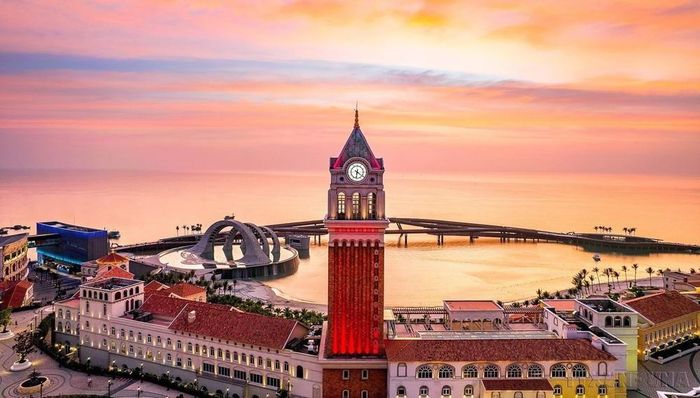 “Khách sạn La Festa Phú Quốc” tọa lạc tại trung tâm Thị trấn Hoàng Hôn, mang đậm phong cách kiến trúc Địa Trung Hải. Ảnh: TTXVN phát