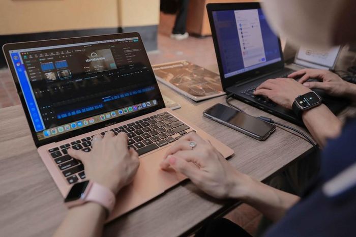 Các hình ảnh, âm thanh và video clip được nhân viên xử lý bằng phần mềm chuyên dụng trước khi đưa vào hệ thống phục vụ du khách tại di tích Nhà tù Hỏa Lò