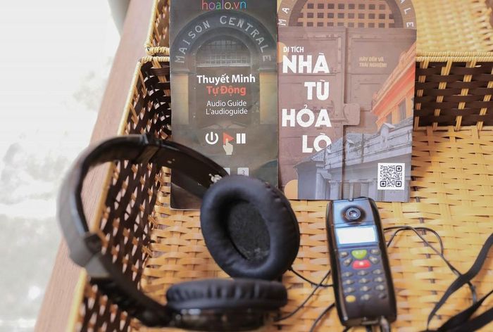 Hệ thống thuyết minh tự động gồm tai nghe và thiết bị điều chỉnh với 8 ngôn ngữ tại di tích Nhà tù Hỏa Lò được áp dụng từ năm 2019