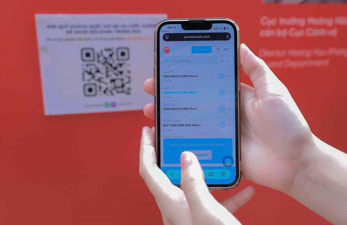 Du khách có thể quét mã QR để lắng nghe nội dung thuyết minh chi tiết của các chuyên đề trưng bày tại di tích hoàn toàn bằng tiếng Việt