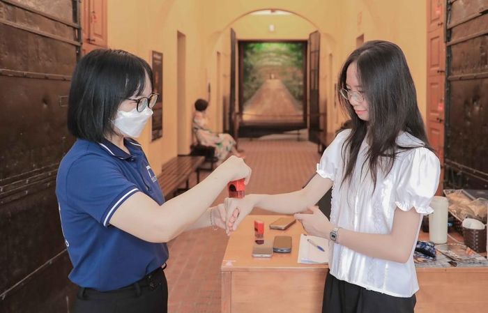 Du khách vô cùng hào hứng khi được nhận “Dấu đồng song” - biểu tượng mang ý nghĩa “cùng trong song sắt” tại Di tích Nhà tù Hỏa Lò