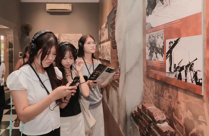 Hệ thống thuyết minh tự động gồm 8 ngôn ngữ giúp du khách giới thiệu các hiện vật tại di tích. Khi đến gần từng hiện vật tương ứng, du khách chỉ cần bấm số trên thiết bị để nghe nội dung hướng dẫn chi tiết và thuận tiện nhất