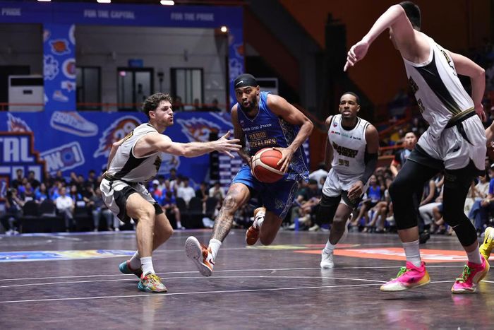 Ngôi sao ghi điểm Ariyon Williams của Hanoi Buffaloes bị vây ráp bởi các cầu thủ Saigon Heat. (Ảnh: VBA)