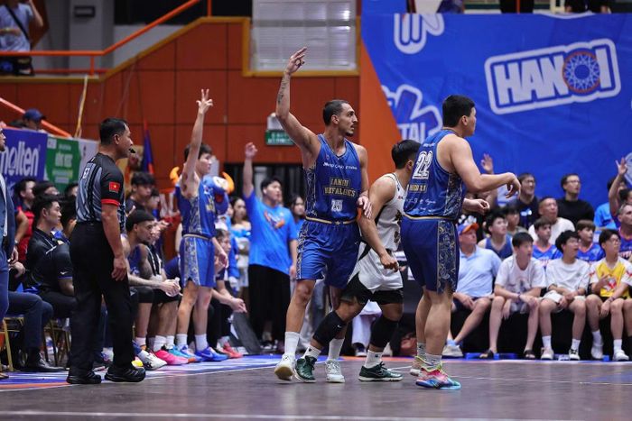 Amir Gholizadeh thắp lại hy vọng cho Hanoi Buffaloes ở hiệp cuối bằng 3 pha ném 3 điểm. (Ảnh: VBA)