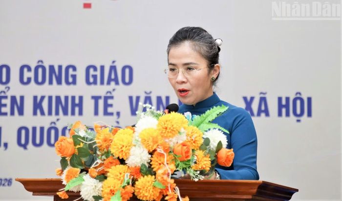 Đồng chí Võ Thị Minh Sinh, Phó Bí thư Tỉnh ủy, Chủ tịch Ủy ban Mặt trận Tổ quốc Việt Nam tỉnh Nghệ An phát biểu tại Hội thảo khoa học: “Đóng góp của đồng bào Công giáo các tỉnh Bắc Trung Bộ trong phát triển kinh tế, văn hóa-xã hội gắn với bảo đảm an ninh, quốc phòng” diễn ra vào ngày 9/7 vừa qua tại Nghệ An. Ảnh: CTV