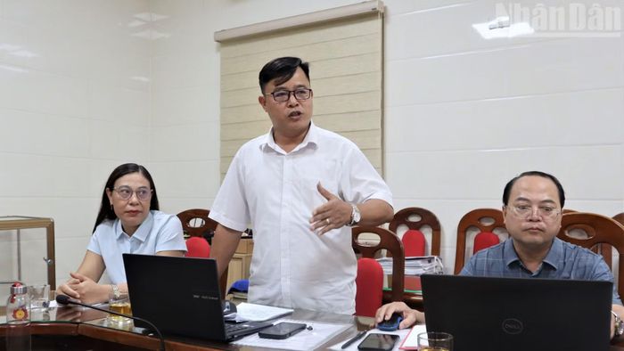 Đồng chí Nguyễn Khắc Biển, Phó Bí thư Thường trực Đảng ủy xã Đức Châu chia sẻ những khó khăn trong phát triển đảng viên ở vùng đặc thù. (Ảnh: TRẦN TRUNG HIẾU)