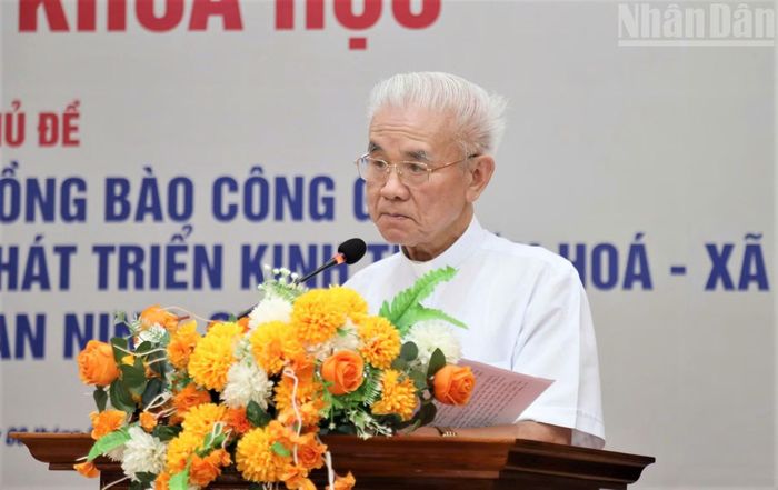 Linh mục Trần Xuân Mạnh, Chủ tịch Trung ương Ủy ban Đoàn kết Công giáo Việt Nam phát biểu đề dẫn tại Hội thảo khoa học: “Đóng góp của đồng bào Công giáo các tỉnh Bắc Trung bộ trong phát triển kinh tế, văn hóa-xã hội gắn với bảo đảm an ninh, quốc phòng”. (Ảnh: TRẦN TRUNG HIẾU)