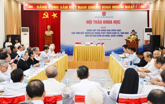 Ngày 9/7, tại Nghệ An, Trung ương Ủy ban Đoàn kết Công giáo Việt Nam tổ chức Hội thảo khoa học: “Đóng góp của đồng bào Công giáo các tỉnh Bắc Trung bộ trong phát triển kinh tế, văn hóa-xã hội gắn với bảo đảm an ninh, quốc phòng”. (Ảnh: TRẦN TRUNG HIẾU)
