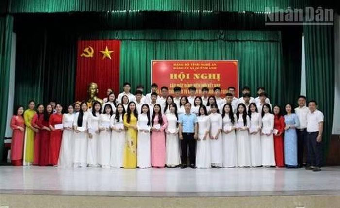 Đảng ủy xã Quỳnh Anh gặp mặt đảng viên mới kết nạp và quần chúng ưu tú chuẩn bị kết nạp Đảng. (Ảnh: THU DIỆN)
