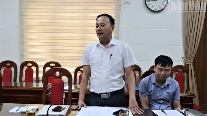Đồng chí Đinh Thanh Trang, Phó Bí thư Thường trực Đảng ủy xã Văn Kiều chia sẻ về công tác phát triển Đảng tại địa phương. (Ảnh: TRẦN TRUNG HIẾU)
