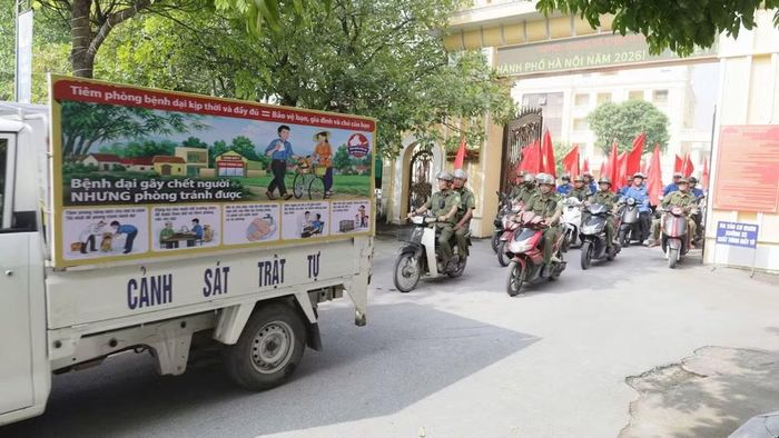 Các cơ quan, đoàn thể, tổ chức xã hội trên địa bàn Thành phố Hà Nội tham gia diễu hành hưởng ứng Ngày Thế giới phòng, chống bệnh dại. (Ảnh: MAI CHI)