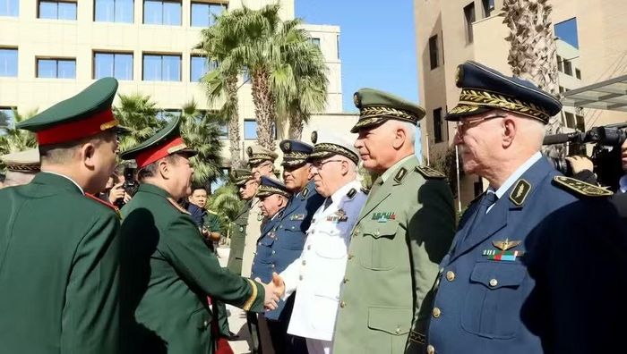 Đại tướng Nguyễn Trọng Nghĩa bắt tay các tướng lĩnh Quân đội quốc gia nhân dân Algeria. (Ảnh: Mạnh Hùng/Pv TTXVN tại Algeria)