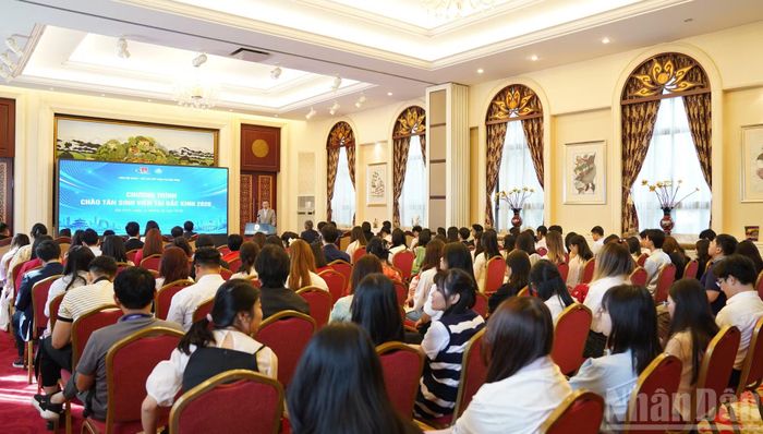 Các bạn tân sinh viên chăm chú lắng nghe những lời căn dặn của Đại sứ.