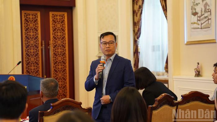 Đồng chí Nguyễn Thái Trung, Tham tán Đại sứ quán, giải đáp cặn kẽ nội dung liên quan đến công tác lãnh sự, bảo hộ công dân.