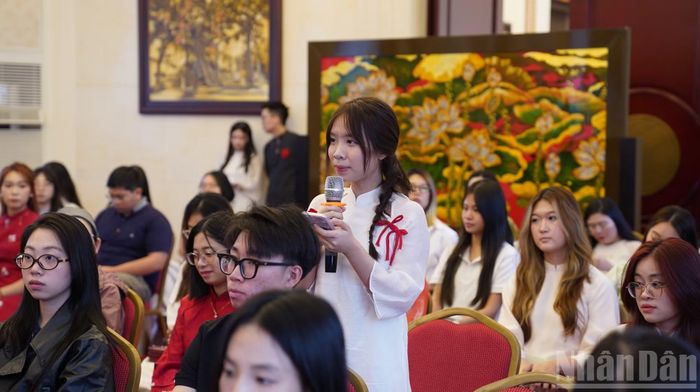 Một bạn tân sinh viên đặt câu hỏi tại Chương trình.