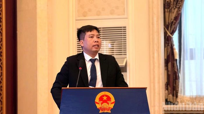 Đồng chí Hoàng Đình Thiết, Bí thư Chi bộ Lưu học sinh Việt Nam tại Bắc Kinh giới thiệu về các mặt công tác của Chi bộ, nhất là chỉ đạo, định hướng hoạt động Đoàn, Hội và phát triển đảng viên trong cộng đồng lưu học sinh.