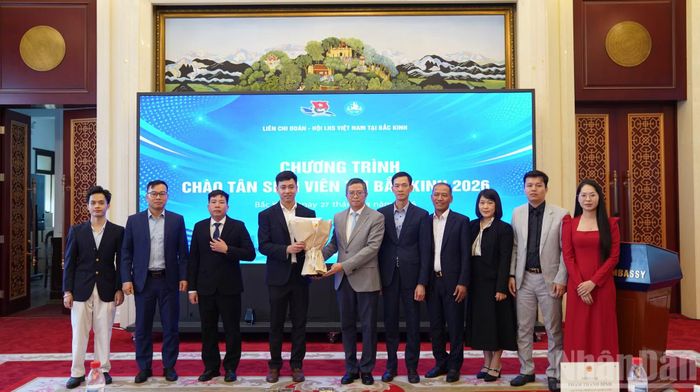 Đại sứ Phạm Thanh Bình tặng hoa Ban tổ chức Chương trình.