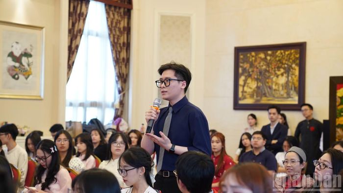 Một bạn tân sinh viên đặt câu hỏi tại Chương trình.